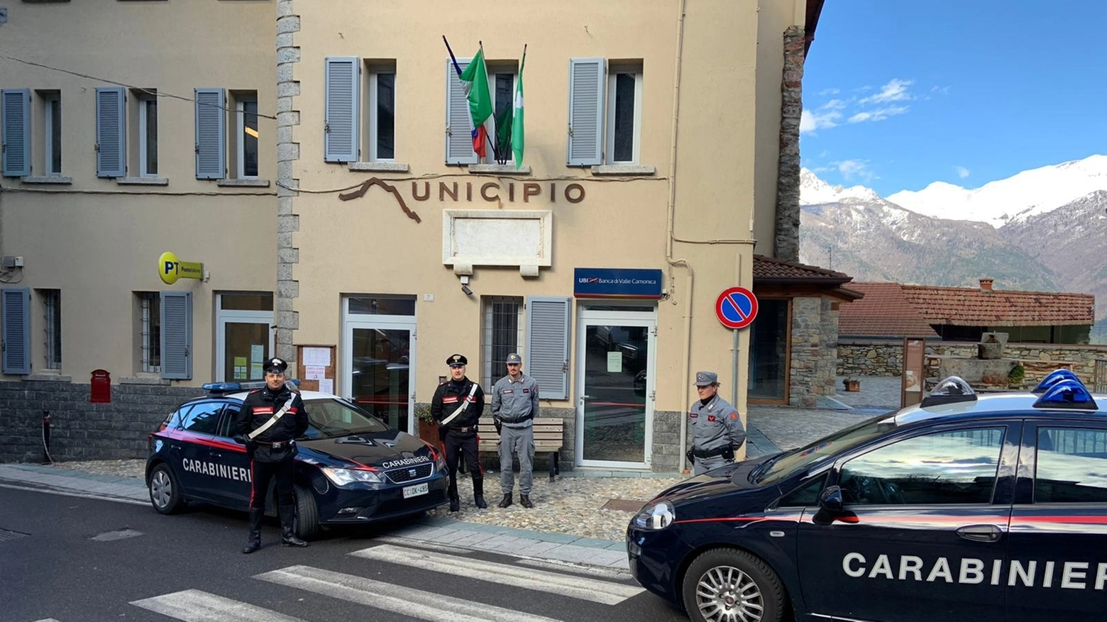 I carabinieri all'esterno del municipio di Cimbergo