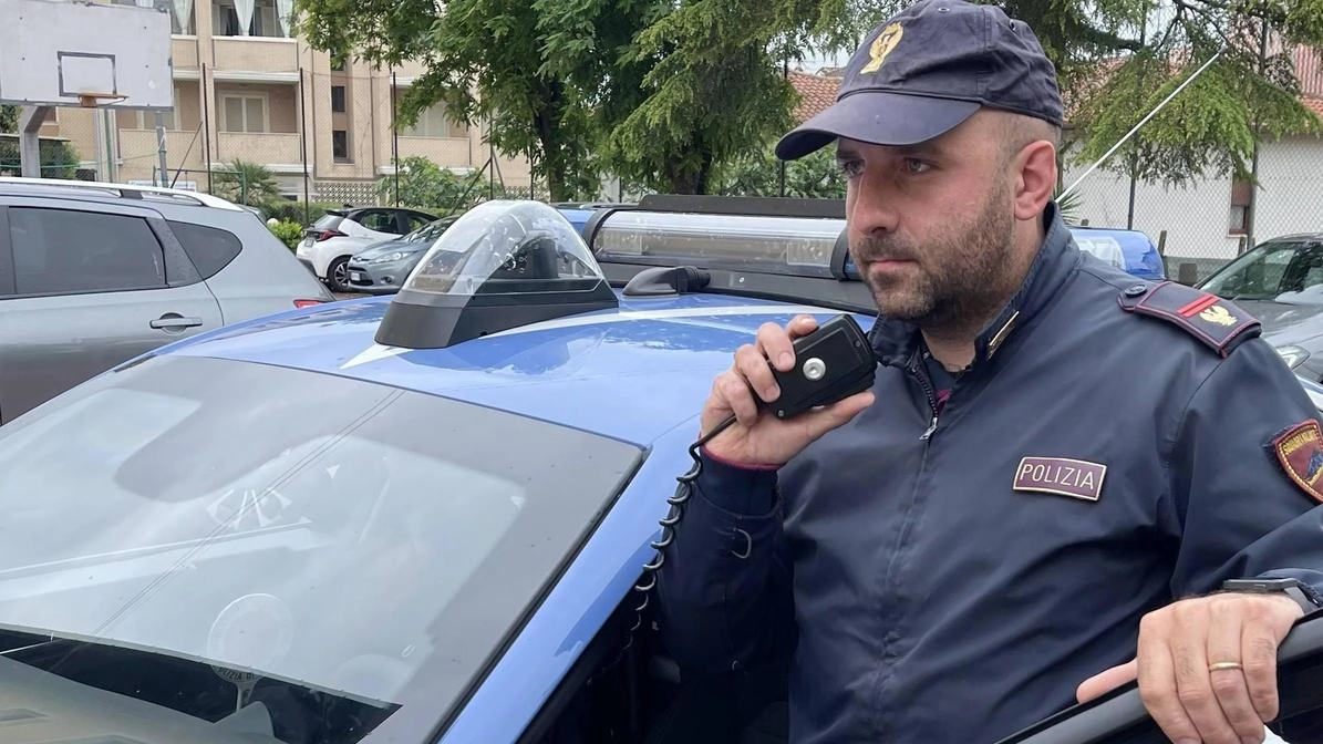 Raid notturno dei vandali. Case e ascensore allagati ed estintori contro i vetri Raid notturno dei vandali. Case e ascensore allagati ed estintori contro i vetri