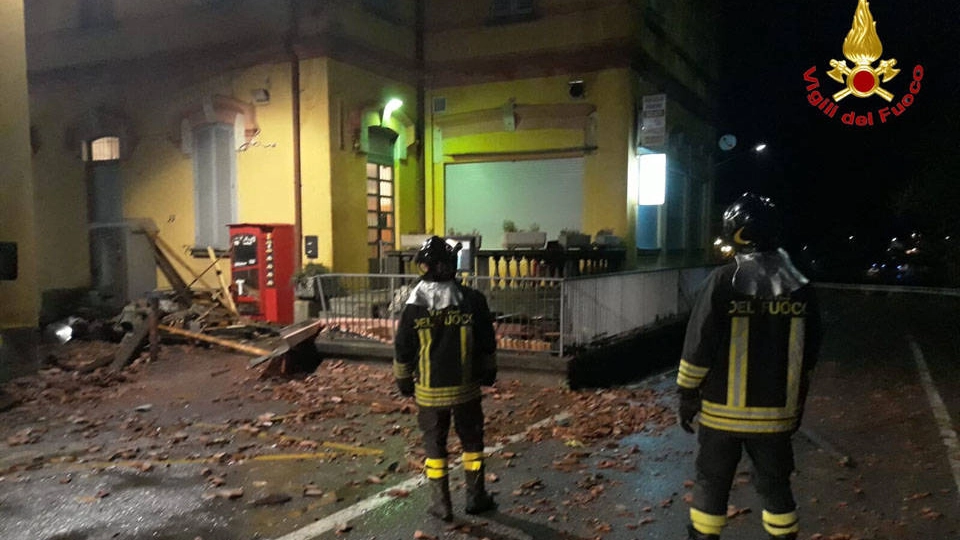 Il bar della stazione di Porto Ceresio devastato dal vento