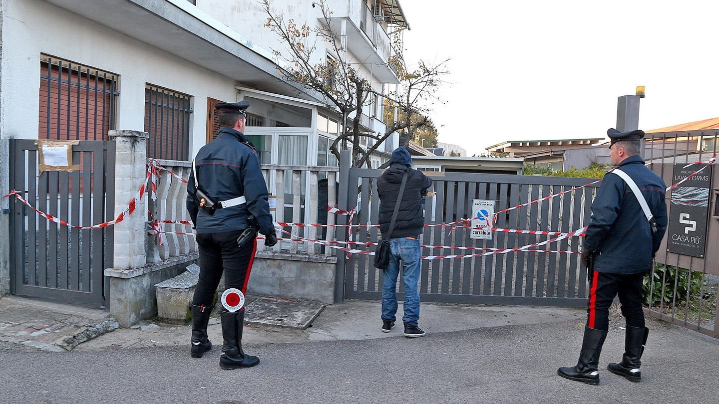 I carabinieri davanti alla villetta del massacro(Sacchiero)
