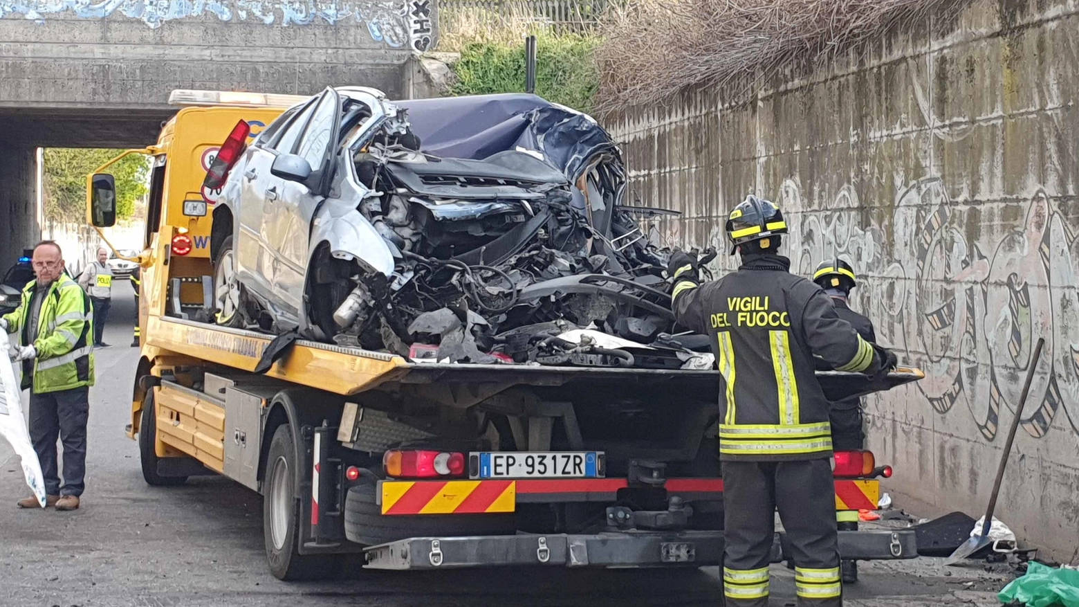 Drammatico frontale  contro un camion  Perde la vita sul colpo