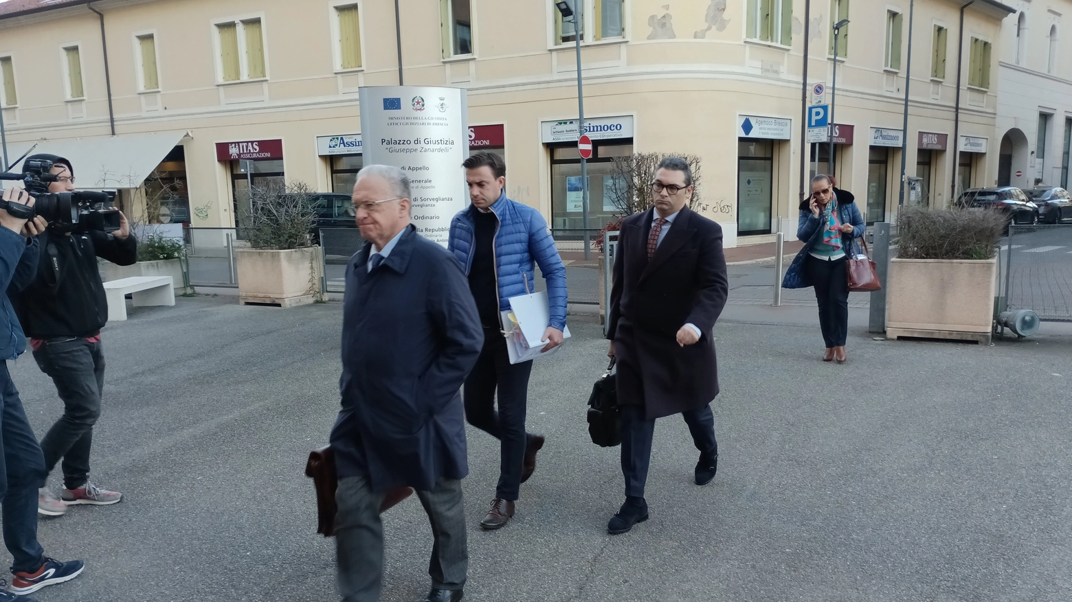 Giacomo Bozzoli (piumino blu) con i difensori Luigi e Giovanni Frattini
