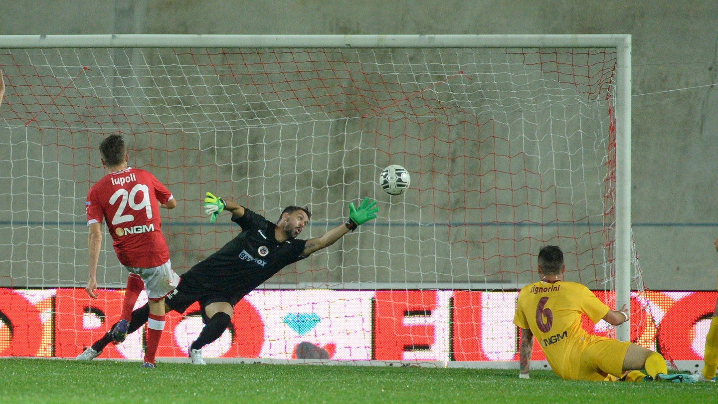 Arturo Lupoli segna il gol dell'1-0 contro il Cittadella a Varese