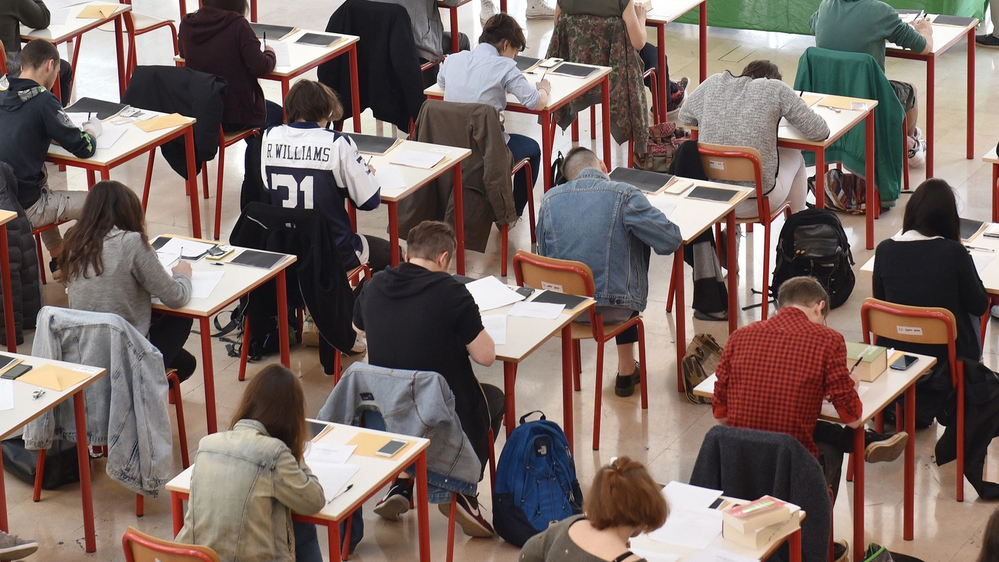 Studenti impegnati in una prova d'esame (Archivio)