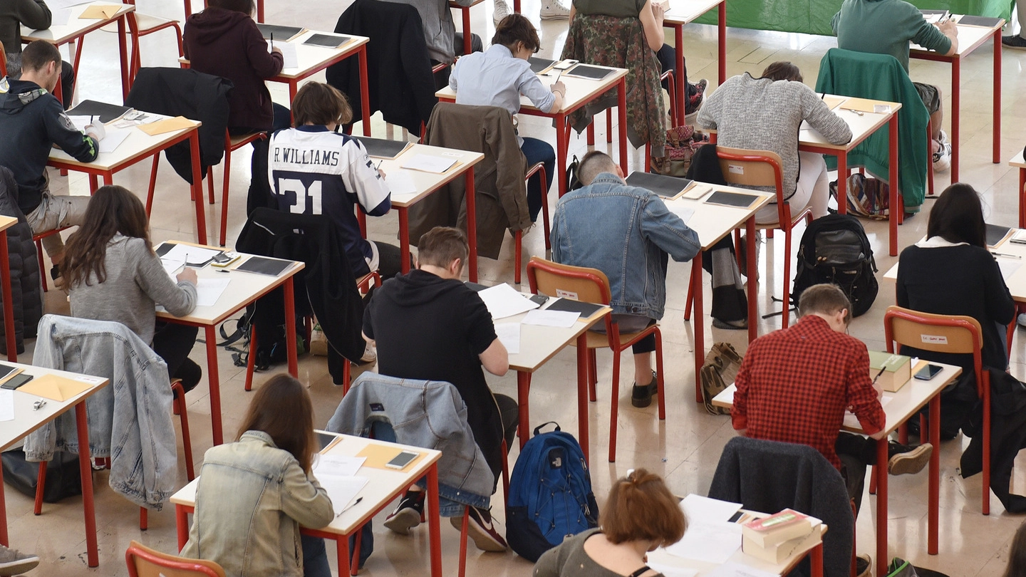 Studenti impegnati in una prova d'esame (Archivio) Studenti impegnati in una prova d'esame (Archivio)
