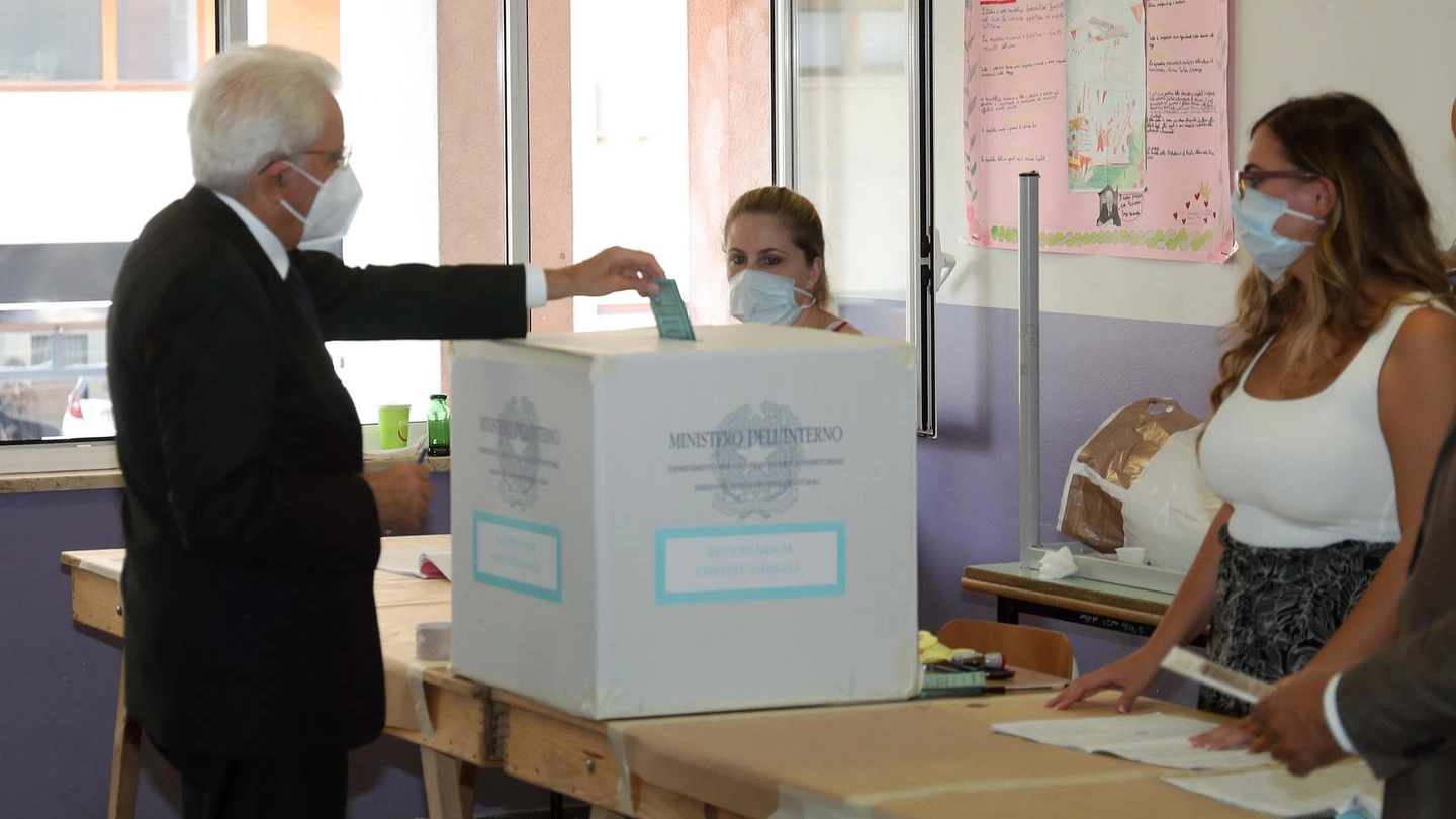 Elezioni 2020, il presidente Sergio Mattarella alle urne (Ansa)