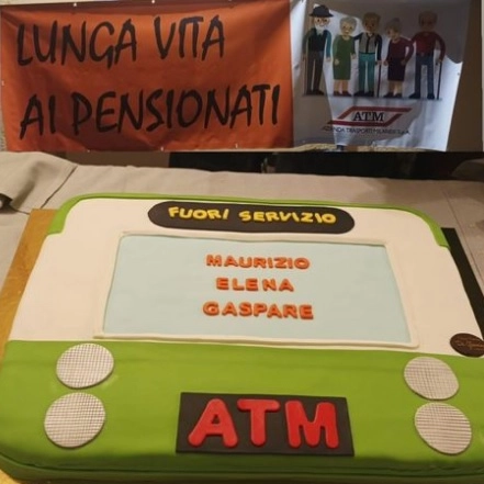 La torta per festeggiare la pensione di Elena Lenti e degli altri due dipendenti Atm