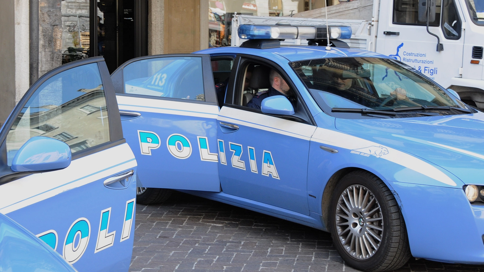 L'uomo è stato arrestato dalla polizia L'uomo è stato arrestato dalla polizia