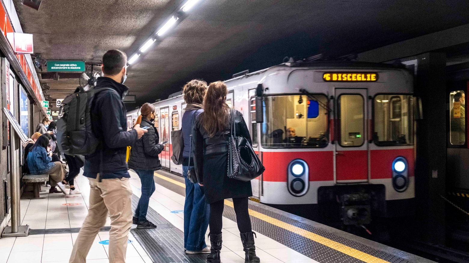 Metropolitana rossa M1 a Milano