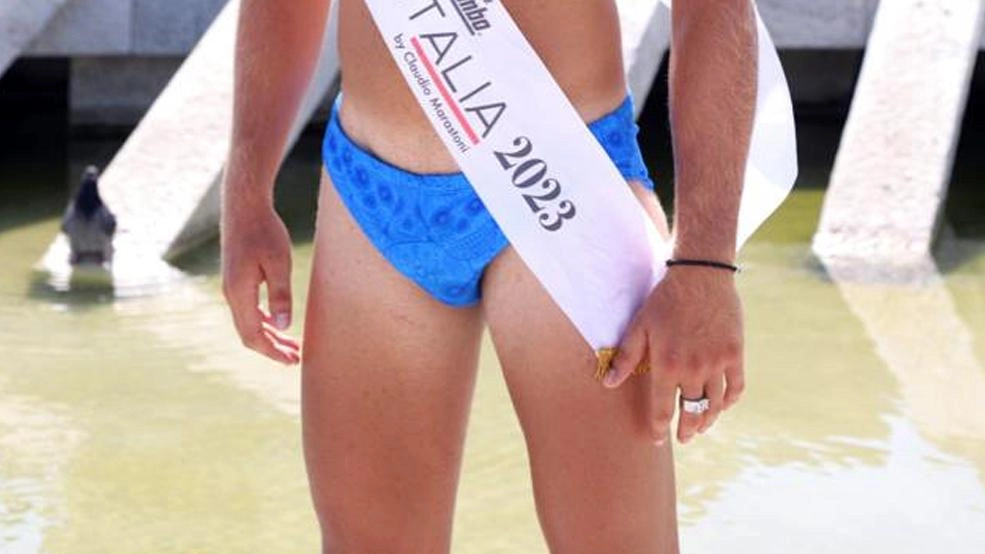 Biondo con gli occhi azzurri  È di Bubbiano Mister Italia