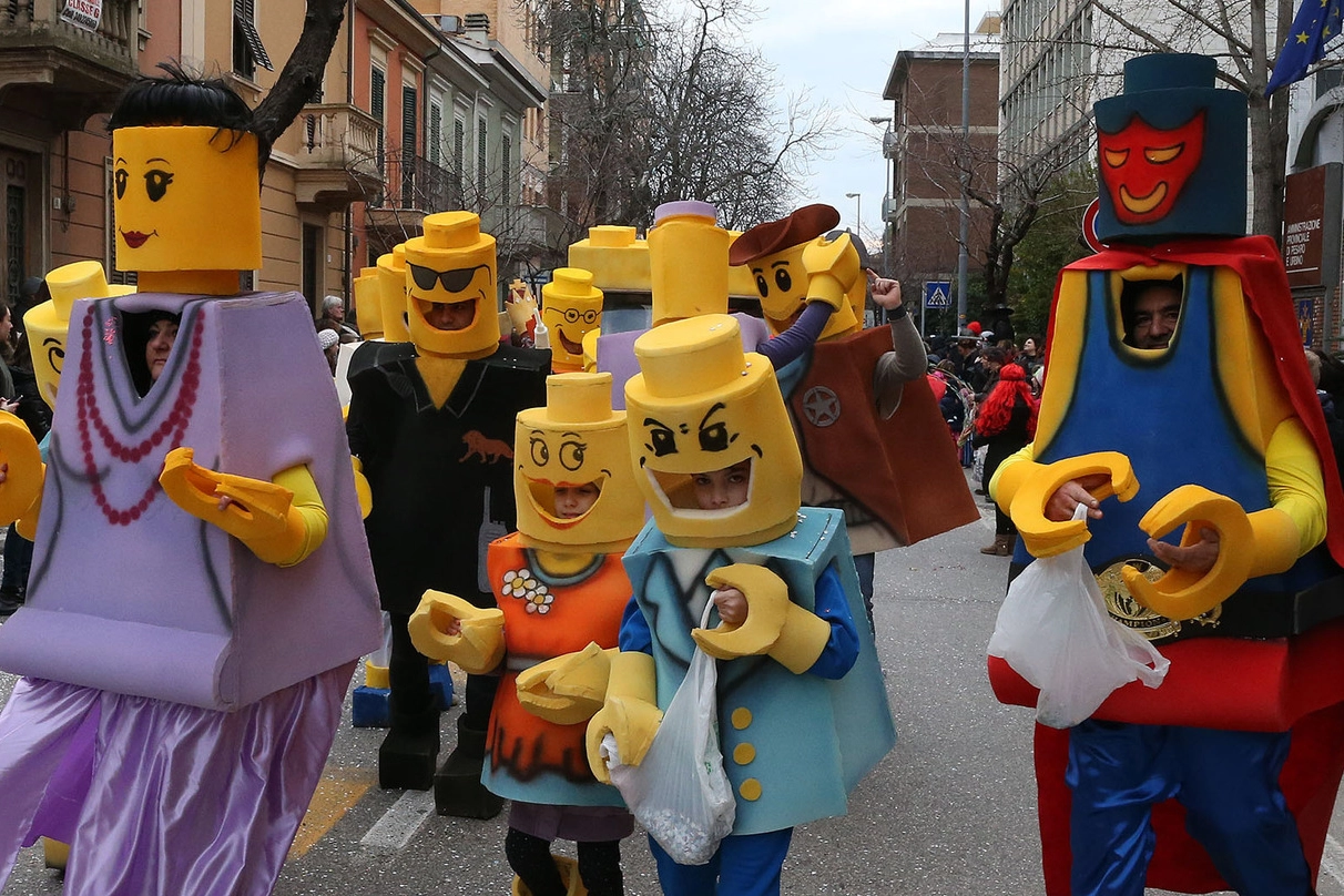 Un momento della festosa sfilata del Carnevale (Fotoprint)