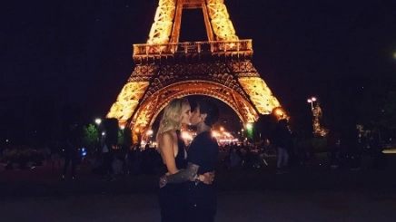 Chiara Ferragni e Fedez all'ombra della Tour Eiffel (Instagram)