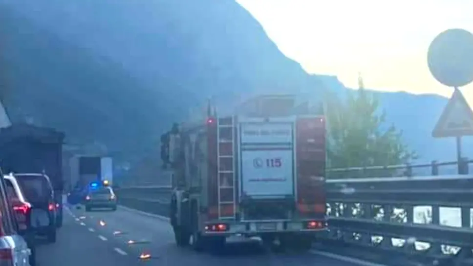 Il camion abbandonato sulla Statale 36 Il camion abbandonato sulla Statale 36