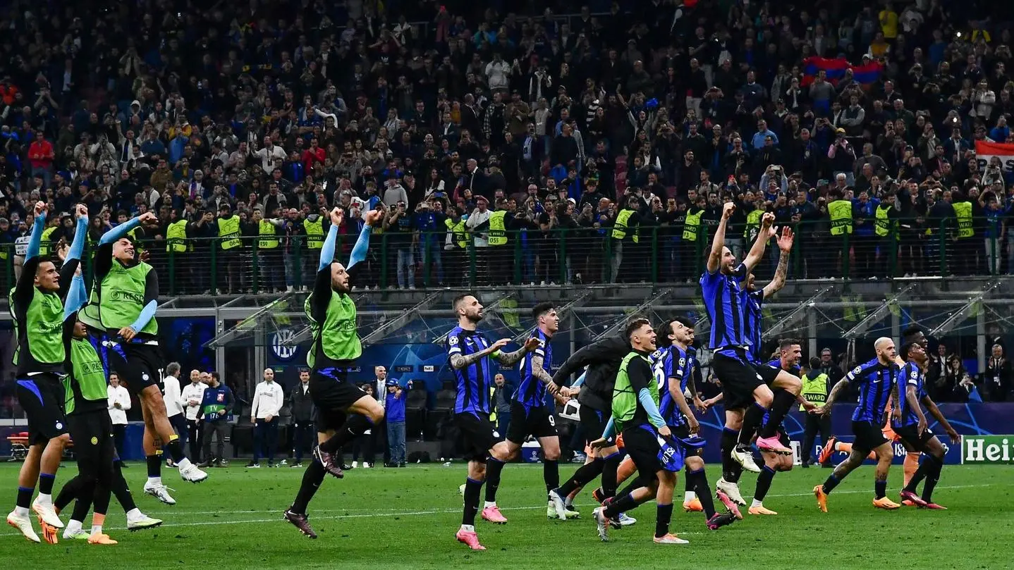 La festa dei giocatori interisti sotto la Nord dopo la semifinale
