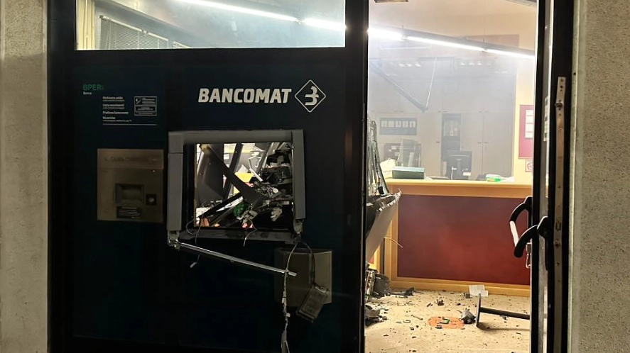 Il bancomat fatto saltare a Cremona Il bancomat fatto saltare a Cremona