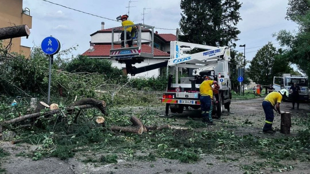I volontari della Protezione civile di Como impegnati a Gerenzano I volontari della Protezione civile di Como impegnati a Gerenzano