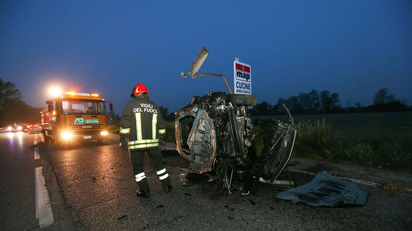 L'auto distrutta sulla Statale a Bagnolo Mella (Fotolive)