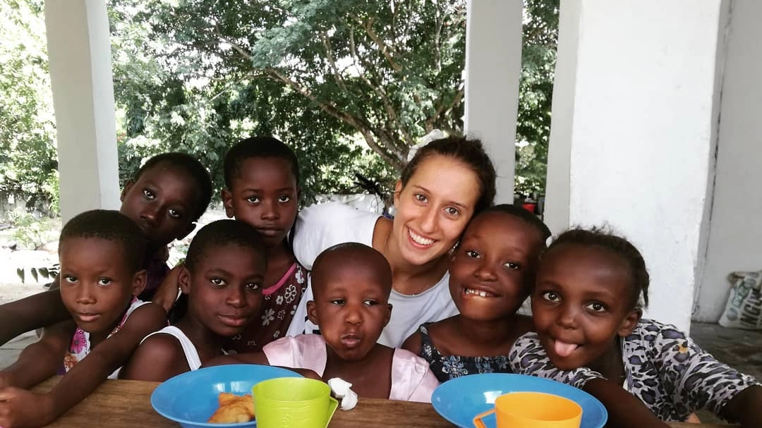 Silvia Romano con i bambini dell'orfanotrofio in cui lavorava come volontaria (Facebook)