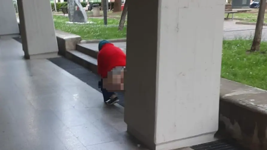 Un uomo coi pantaloni abbassati in pieno centro Un uomo coi pantaloni abbassati in pieno centro