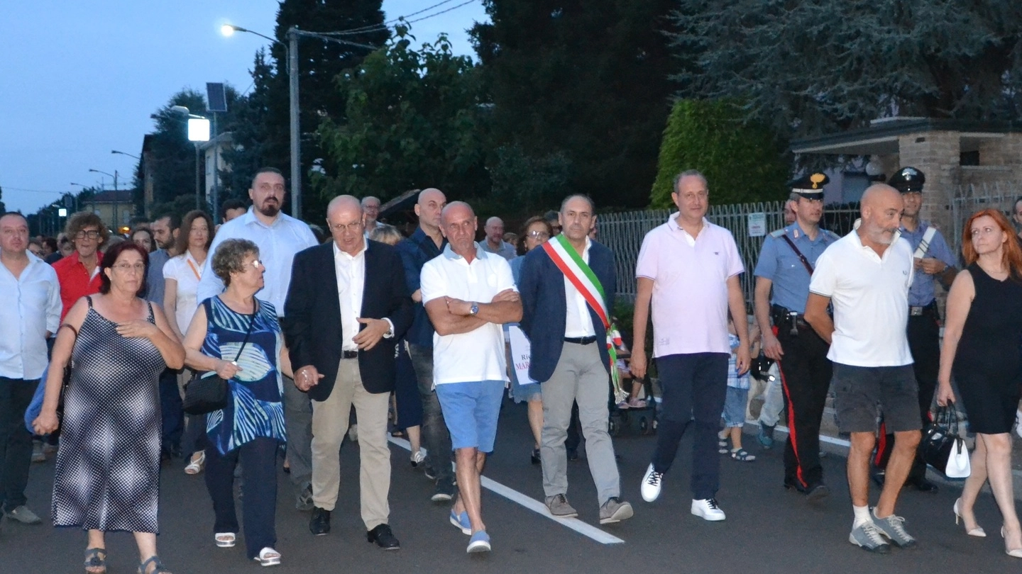 Ancheil sindaco e molti abitanti del paese parteciparono alla camminata in solidarietà di papà Marcello