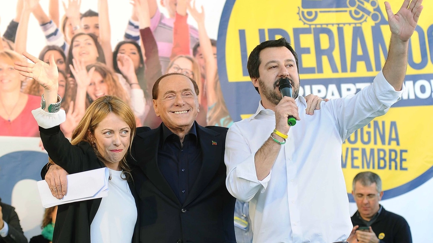 Berlusconi tra la Meloni e Salvini