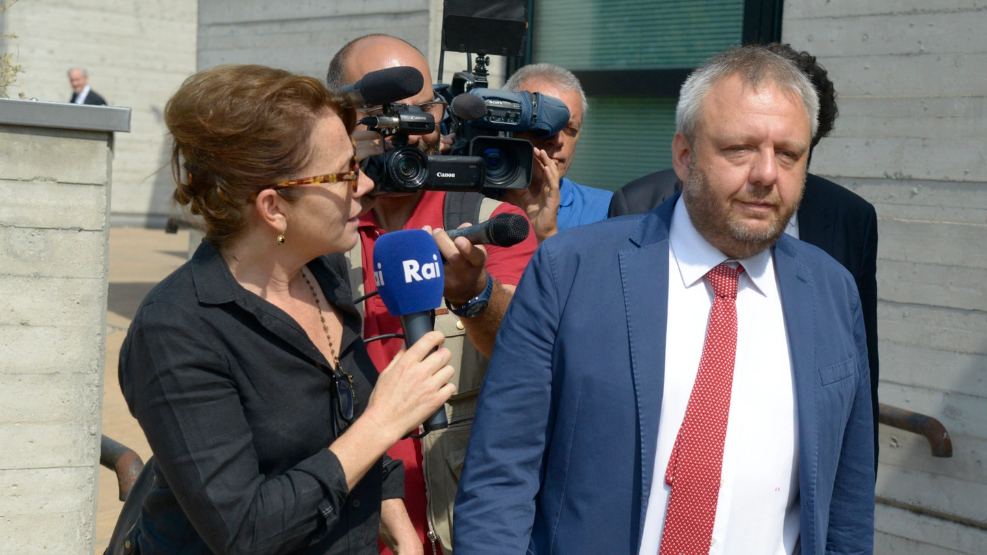 L’ex sindaco Simone Uggetti all’uscita dal Tribunale