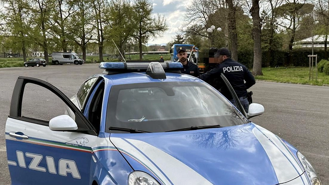 Lancia oggetti  contro le auto  Denunciato