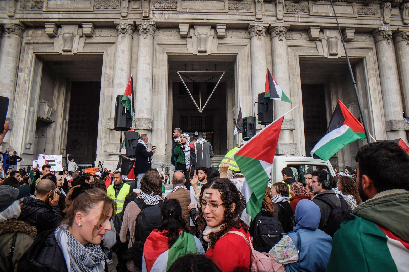 Un momento della manifestazione per la Palestina in piazza Duca d’Aosta, Milano 21 ottobre 2023.
ANSA/MATTEO CORNER