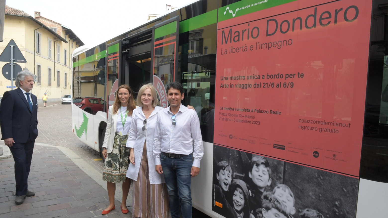 Sugli autobus Autoguidovie di Pavia una 'mostra diffusa' degli scatti di Mario Dondero