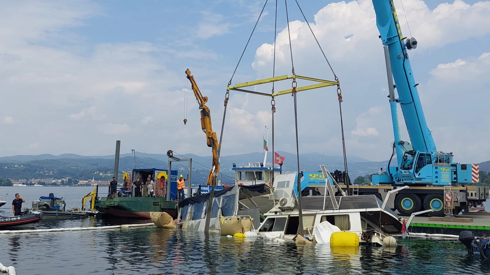 I lavori di recupero dell'imbarcazione "Good... Uria" dal Lago Maggiore