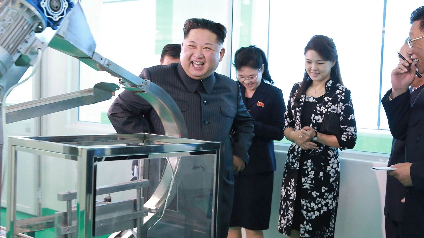 Kim Jong Un con la moglie Ri Sol Ju, dietro col vestito a fiori (Afp)