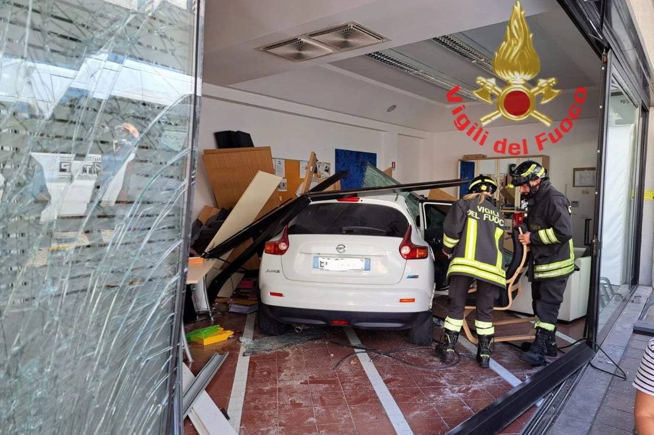 L'auto che ha sfondato la vetrata del centro diurno di Seregno