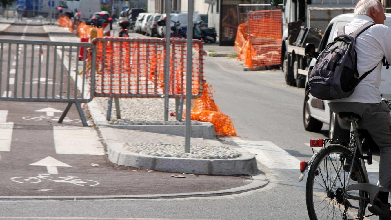 Una ciclabile umana a protezione dei ciclisti. In viale Monza riecco gli attivisti di Proteggimi Una ciclabile umana a protezione dei ciclisti. In viale Monza riecco gli attivisti di Proteggimi