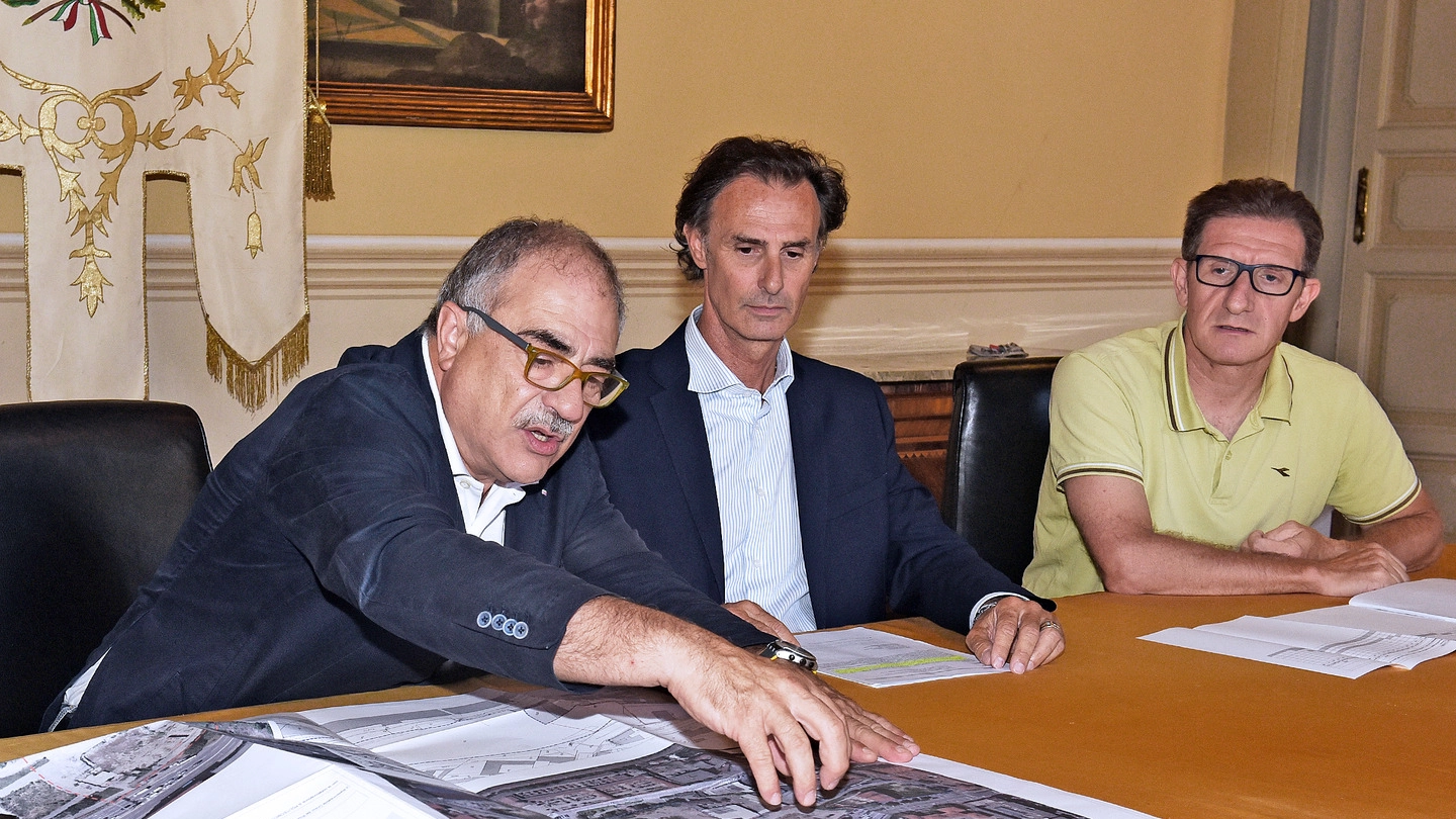 Il sindaco Mario Landriscina mentre mostra gli eleborati (Cusa)