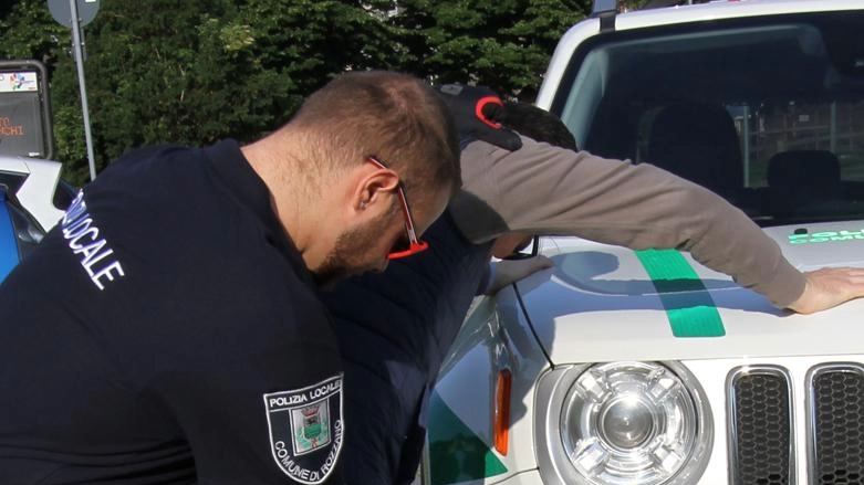 Pusher cercano di disfarsi della droga: arrestati Pusher cercano di disfarsi della droga: arrestati