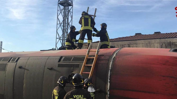 I vigili del fuoco sul treno distrutto 