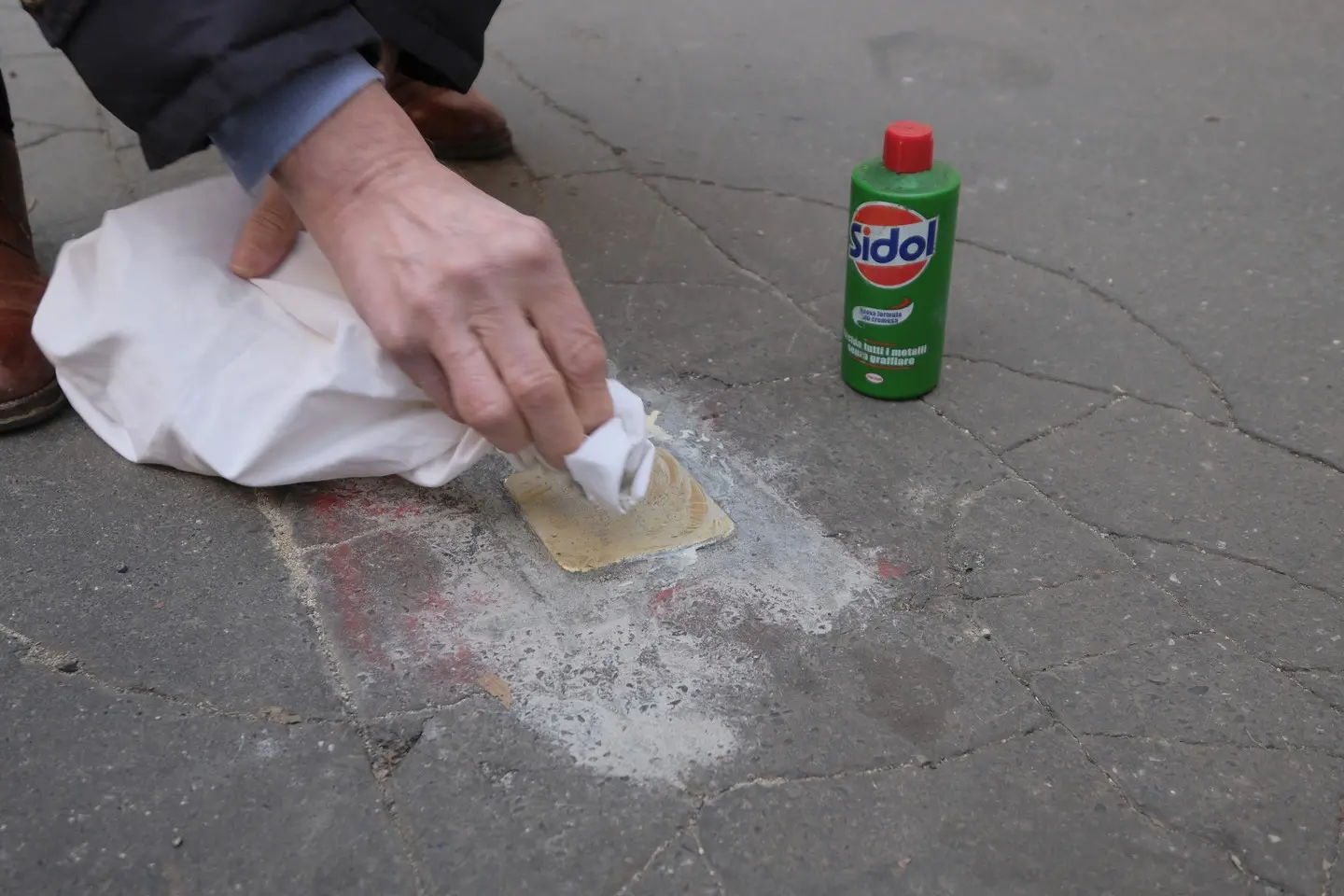 Danneggiata la pietra d'inciampo dedicata ad Angelo Fiocchi