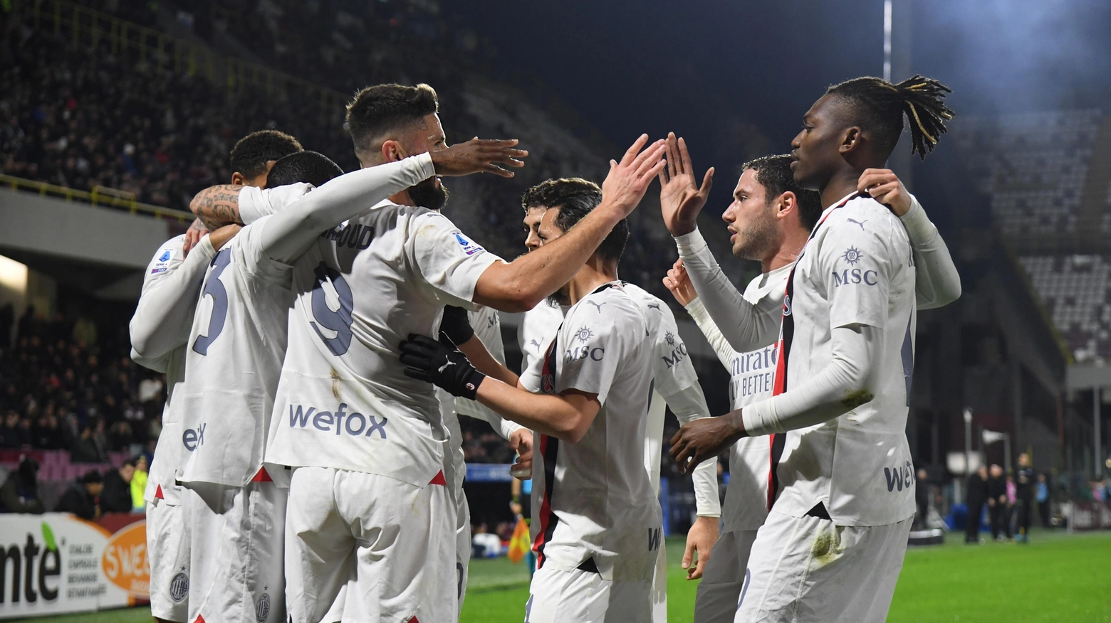 Il Milan festeggia dopo il gol di Fikayo Tomori