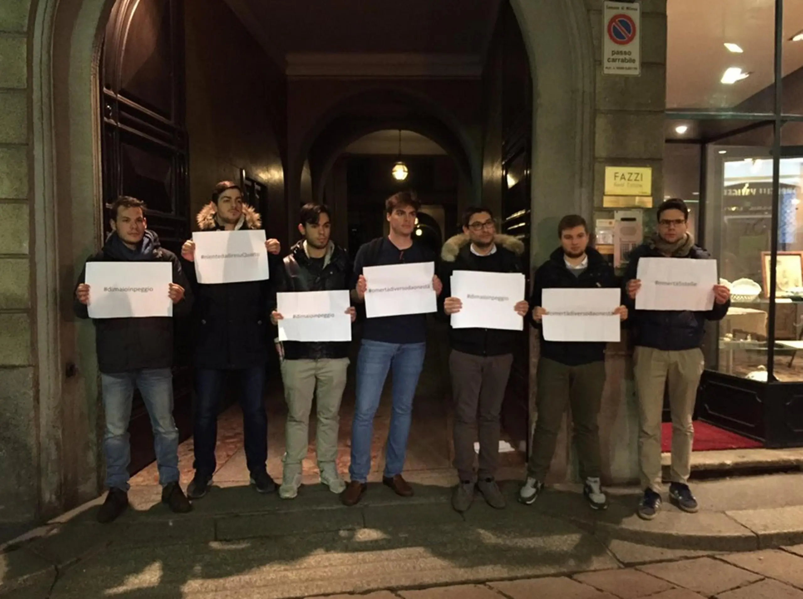 Caso Quarto, presidio del Pd davanti allo studio di Casaleggio