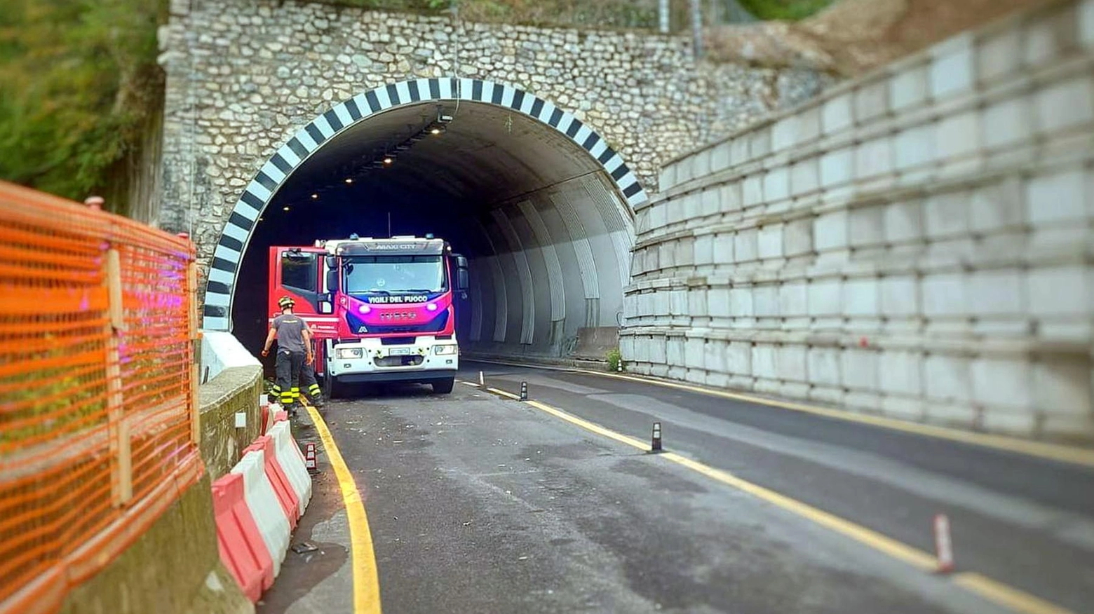 Infortunio sul lavoro. Operaio nella scarpata salvato dai pompieri Infortunio sul lavoro. Operaio nella scarpata salvato dai pompieri