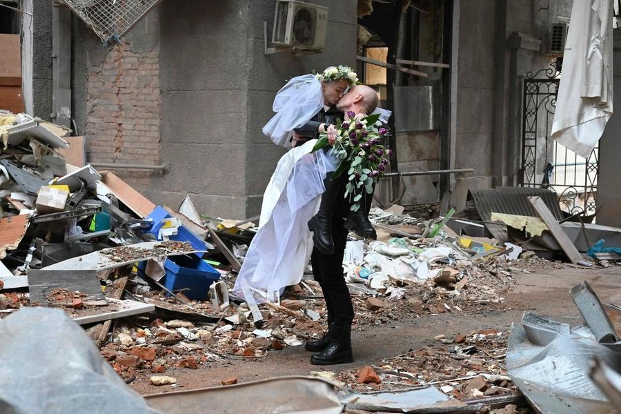 Matrimonio tra le macerie a Kharkiv