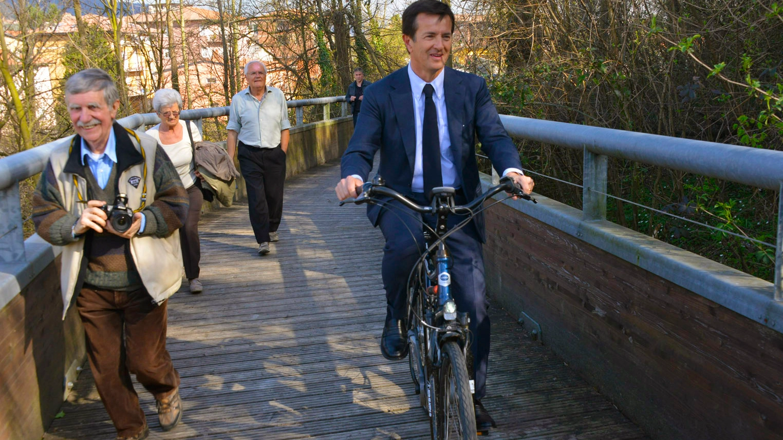 Riapre la pista ciclopedonale e il sindaco Gori sale in sella alla sua bici (DePascale)