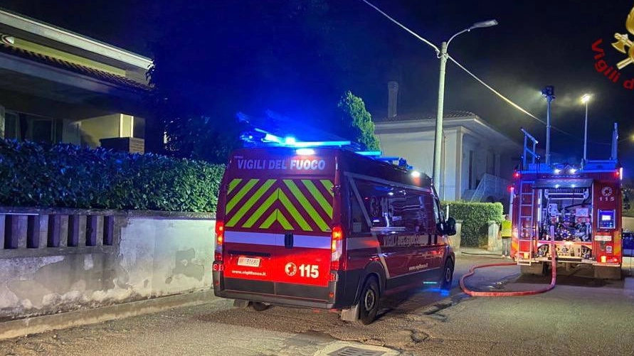 I vigili del fuoco, in via XX settembre a Pieve del Cairo, dove si è verificato l'incendio I vigili del fuoco, in via XX settembre a Pieve del Cairo, dove si è verificato l'incendio