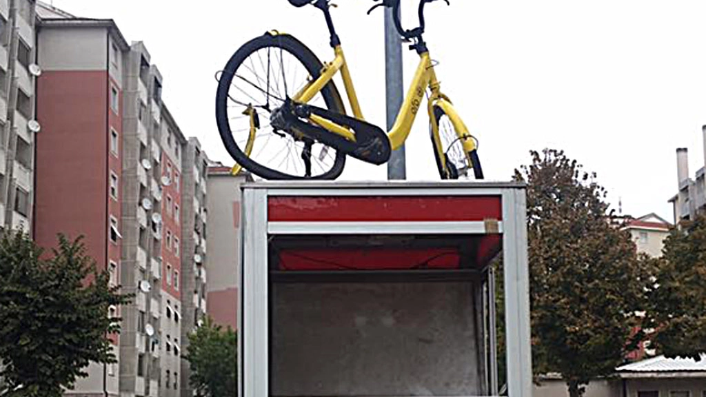 La bicicletta abbandonata sopra la cabina telefonica (Mdf)