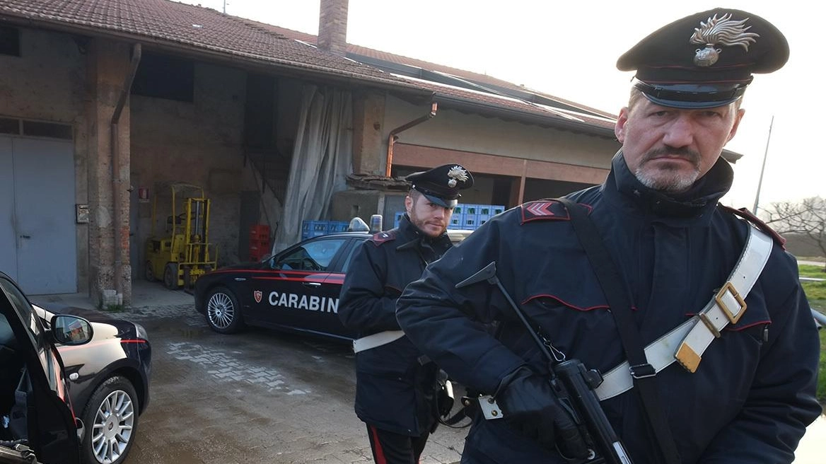 I carabinieri durante l'operazione a Cascina Rossino I carabinieri durante l'operazione a Cascina Rossino