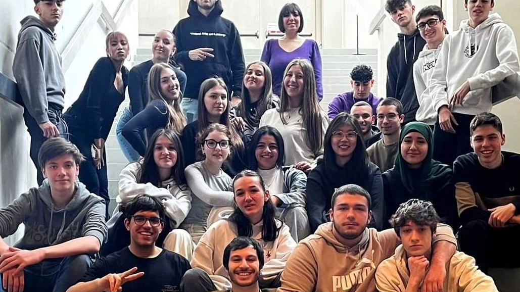 Tredici artisti, 10 ore di musica Maratona di concerti e dj set Il gran finale con Vegas Jones Tredici artisti, 10 ore di musica Maratona di concerti e dj set Il gran finale con Vegas Jones