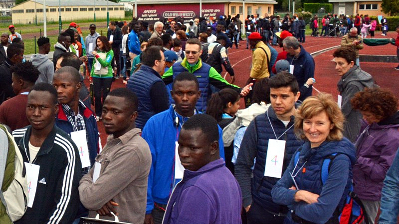 Immigrati durante un’iniziativa al Centro sportivo del Bione