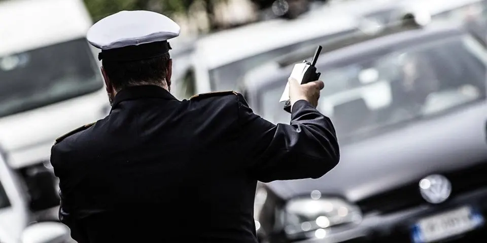 Como, guasto al semaforo in via Tommaso Grossi: traffico in tilt