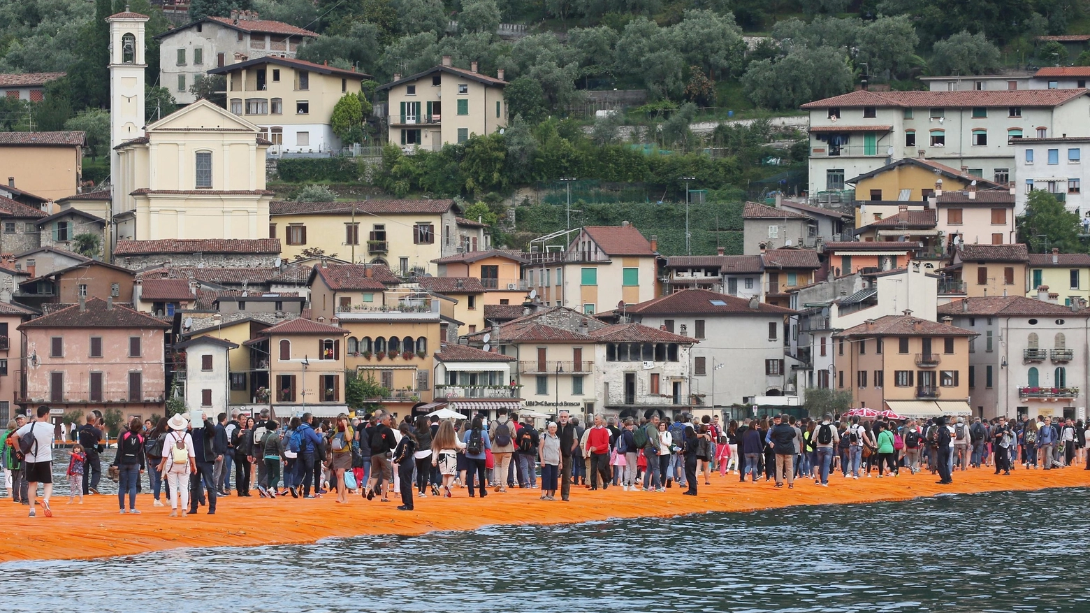 L'artista bulgaro Christo ha moltiplicato il numero di arrivi e presenze. Se il trend verrà mantenuto, si supererà per la prima volta il tetto dei 500mila