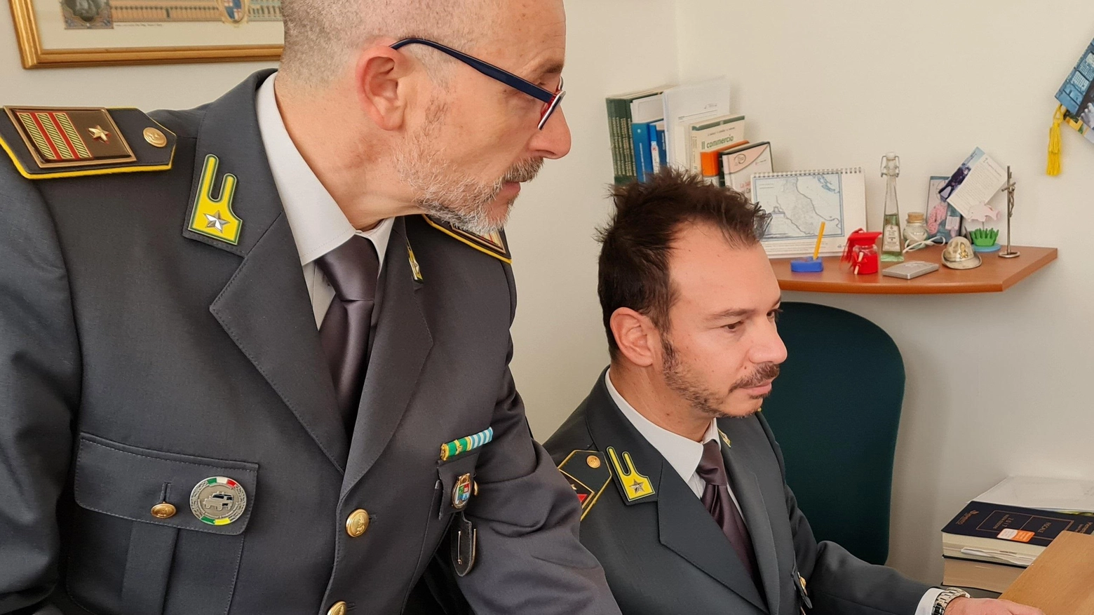 Vestiti, profumi e scarpe Prodotti contraffatti Scatta un maxi sequestro Vestiti, profumi e scarpe Prodotti contraffatti Scatta un maxi sequestro